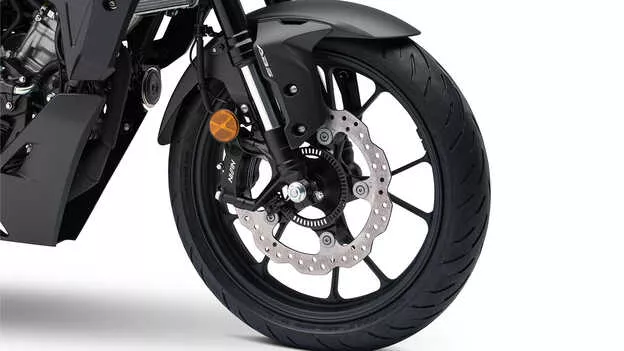 Εξελιγμένο σύστημα πέδησης


Το CB125R διαθέτει δαγκάνα τεσσάρων εμβόλων ακτινικής βάσης και δίσκο 296 mm, πίσω δαγκάνα μονού εμβόλου και ABS 2 καναλιών που διαχειρίζεται ένα IMU – επομένως, ανεξάρτητα από τις συνθήκες οδήγησης, θα προσφέρει εξαιρετικά ισορροπημένη ισχύ ακινητοποίησης.