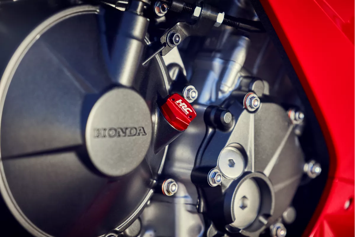 CBR1000RRR_Tetrakilindros kinitiras Dohc me enisxisi apodosis
