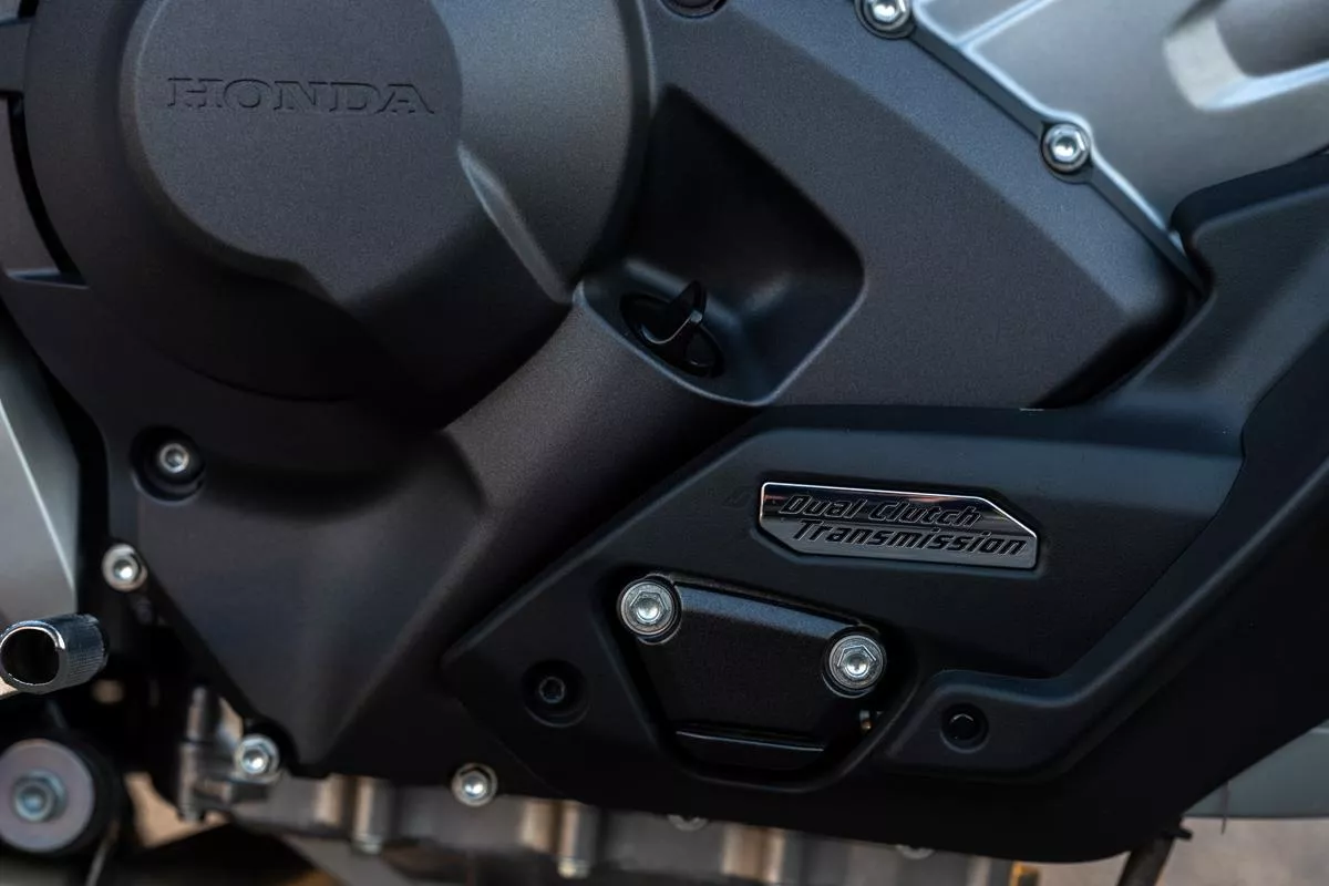 NC750X exataxito mixaniko kivotio i dual clutch transmission (DCT)