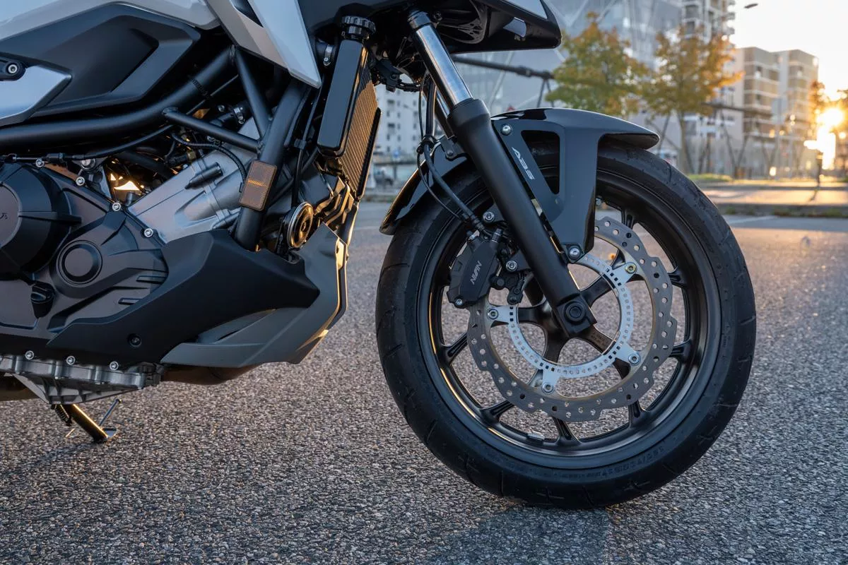 NC750X veltistopoiimeni anartisi kai isxiro omalo sistima pedisis