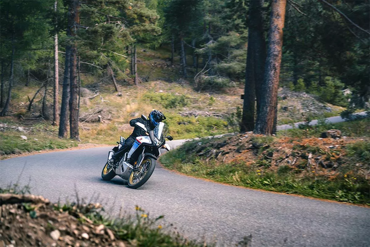 XL750 TRANSALP elafri atsalino plaisio gia eukolia xirismou