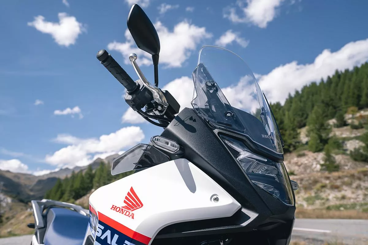 XL750 TRANSALP idaniki prostasia se oles tis kairikes sinthikes