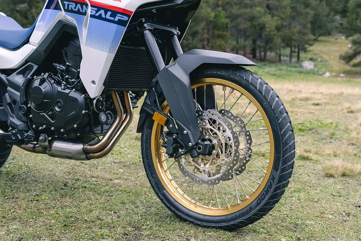 XL750 TRANSALP proigmeni texnologia gia na odigis me autopepithisi se oles tis sinthikes