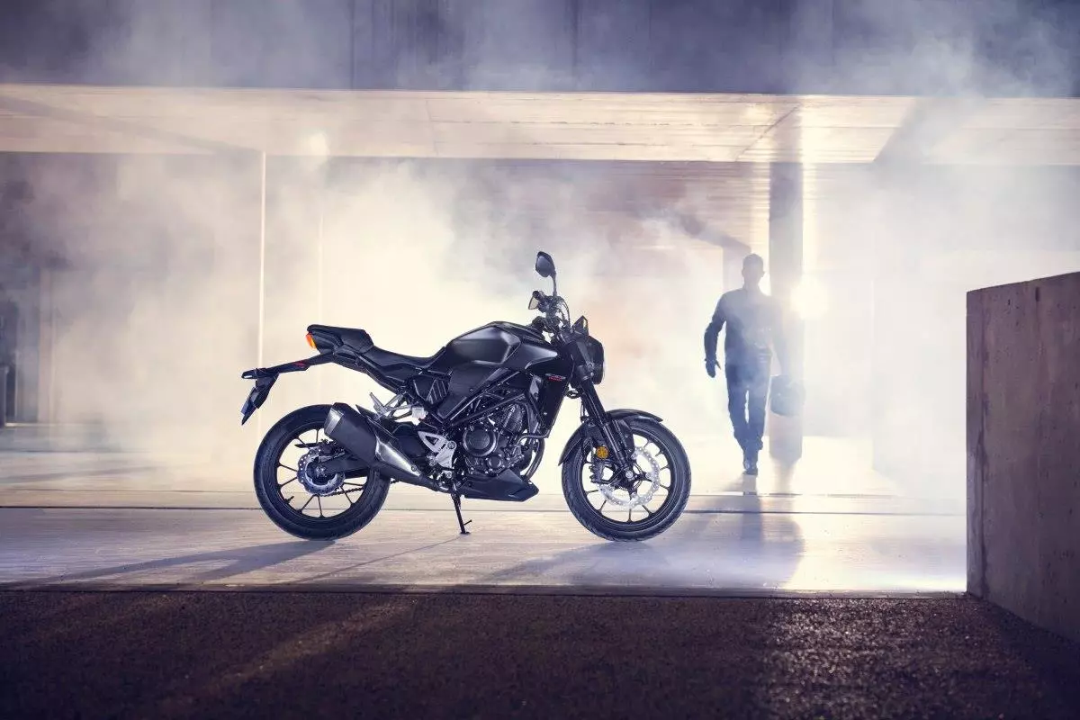 cb300r-neo sports cafe ksexorizi apo to plithos