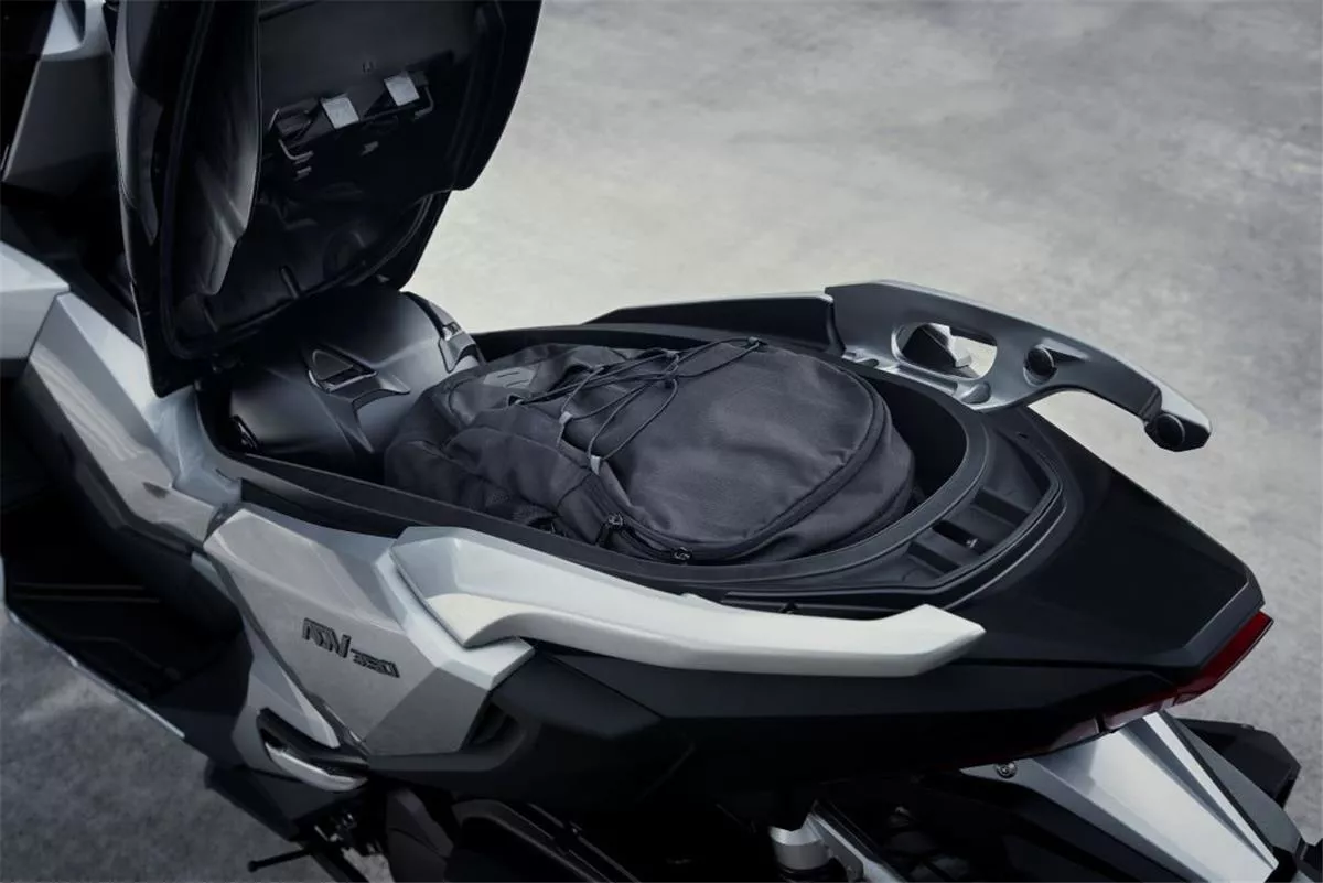 ADV 350 megalos apothikeutikos xoros (1)
