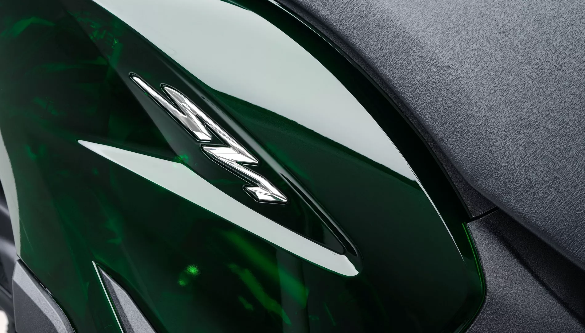 SH 125i monadiko vetro green slide 6